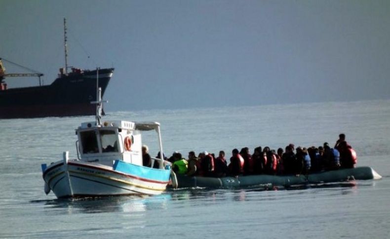 Sürüklenen kaçakları balıkçılar kurtardı