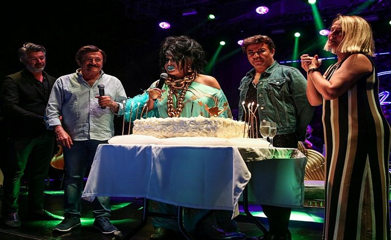Bülent Ersoy'a sahnede doğum günü sürprizi