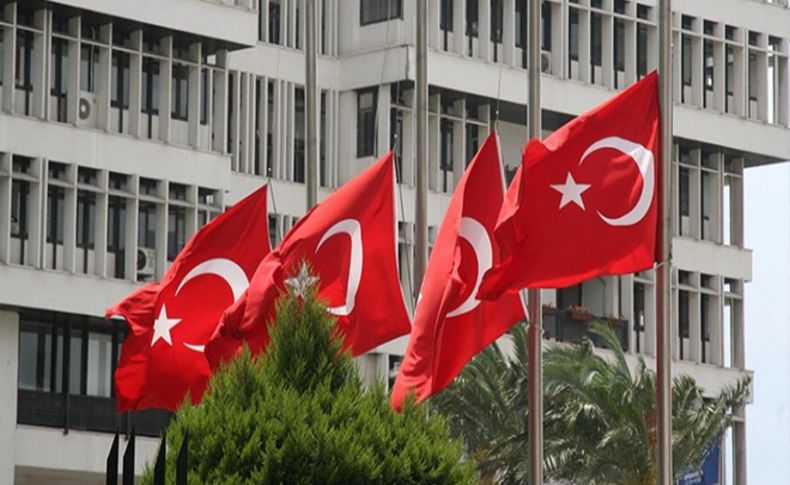 İzmir'de bayraklar yarıya indi