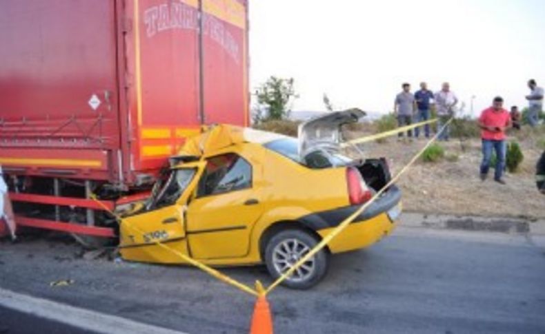 Taksi tıra arkadan çarptı şoförü hayatını kaybetti