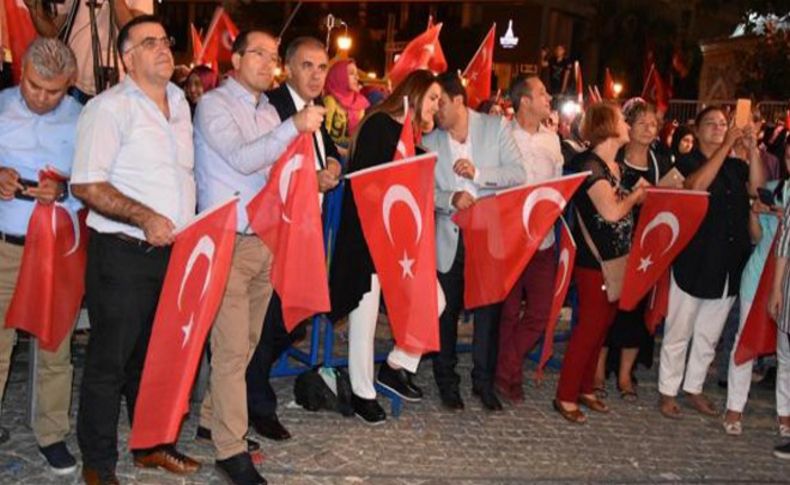 Çarpıcı Erdoğan pankartı: Son darbe bükücü