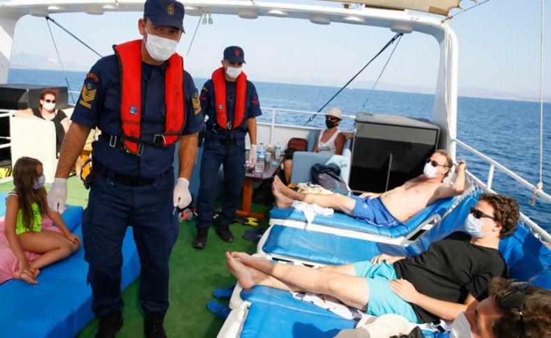 Çeşme'de gezi tekneleri Sahil Güvenlik ekiplerince denetlendi