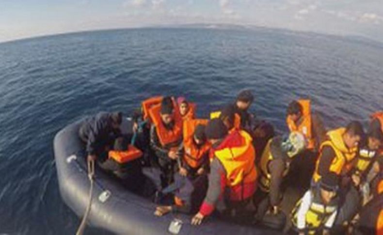 Çeşme'de lastik botta 33 mülteci yakalandı