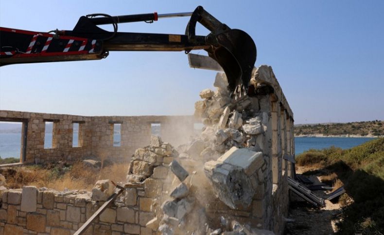 Çeşme'de sit alanına inşa edilen taş bina yıkıldı