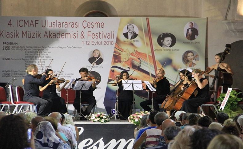 Çeşme'de tarihi kilisede klasik müzik keyfi