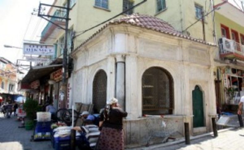 İzmir'in tarihi değerleri kaderine terk edildi