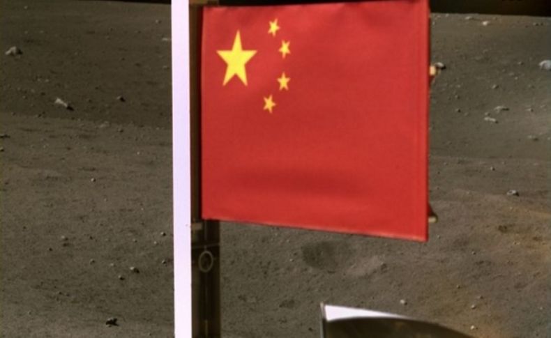 Chang'e 5 uzay aracı Ay'a Çin bayrağı dikti