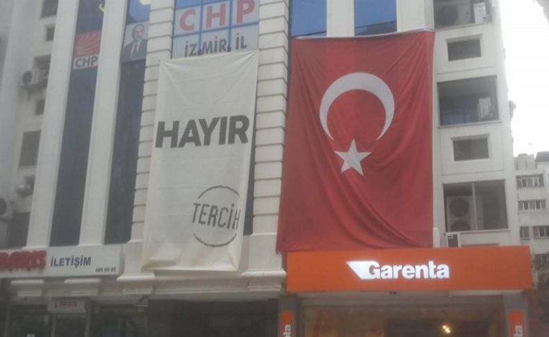 CHP İzmir'de il binasına dev pankart!
