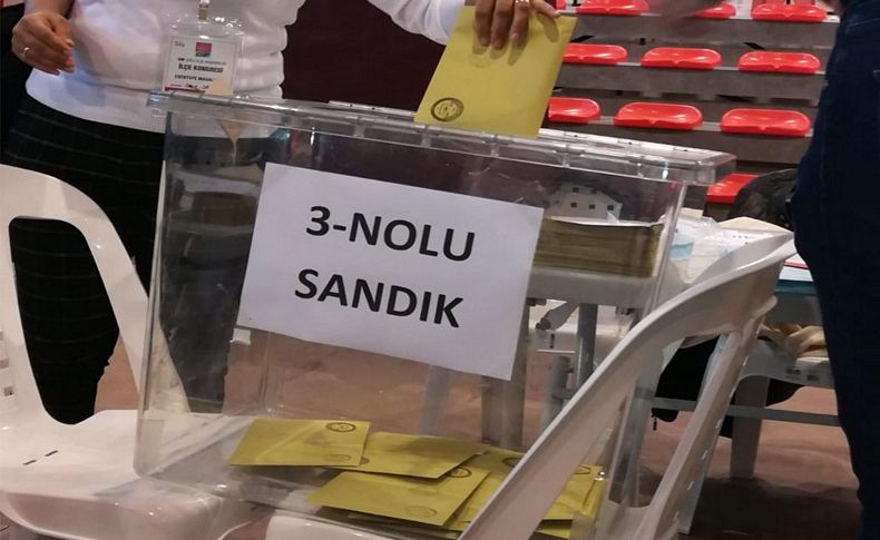 CHP İzmir'de pazar mesaisi! Üç ilçe başkanını seçti