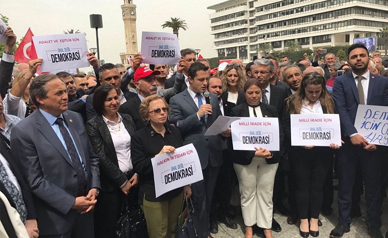 CHP İzmir Örgütü Konak Meydanı’nda oturma eylemi yaptı