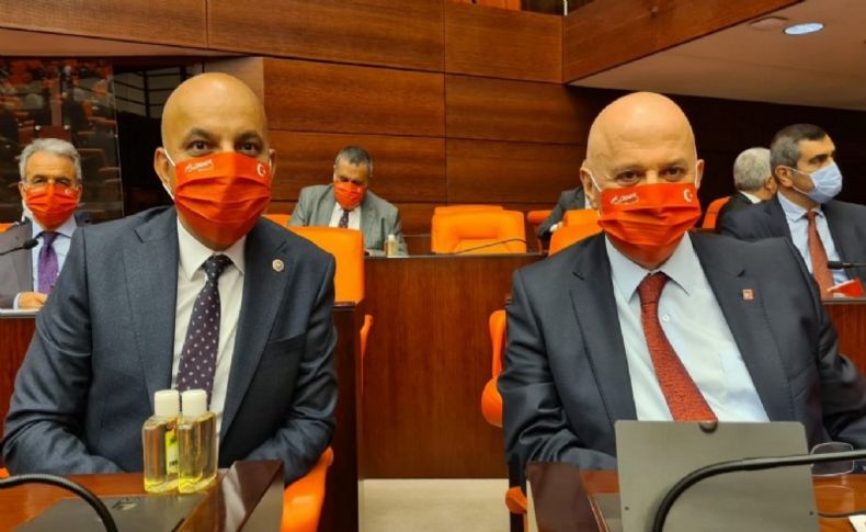 CHP'li vekillerden Atatürk ve Ay Yıldızlı kırmızı maske sürprizi