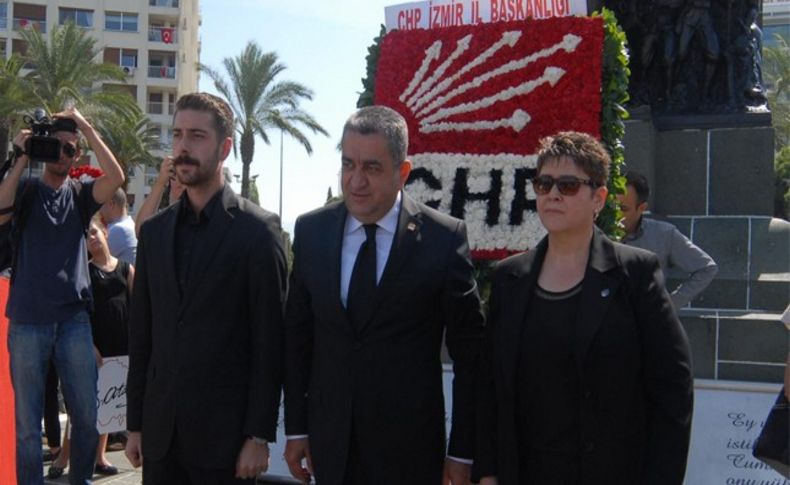 CHP'nin kuruluş yıldönümü, İzmir'de Atatürk Anıtı önünde kutlandı