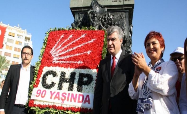 CHP İzmir 90. yıl için çelenk bıraktı