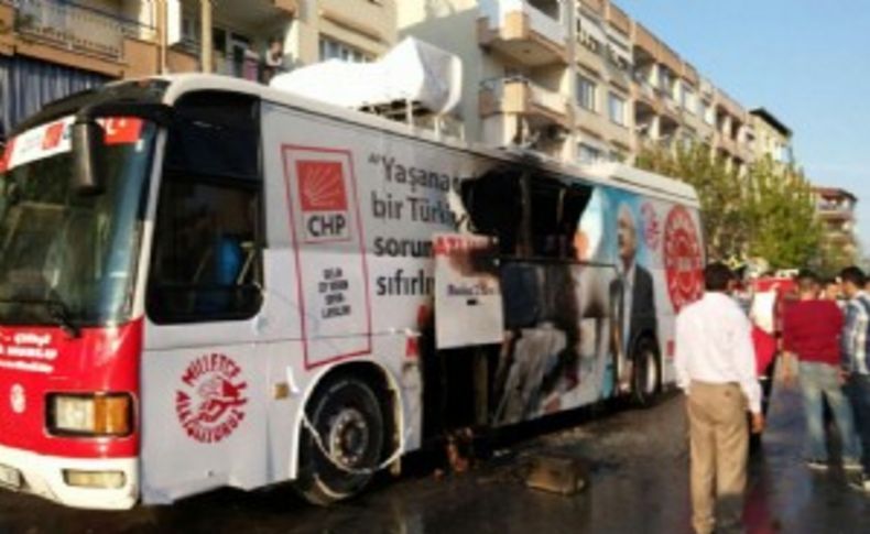 CHP'li adayın seçim otobüsü yandı