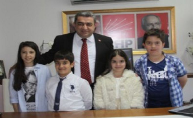 CHP İzmir İl Başkanı Bedri Serter koltuğu çocuklara devretti