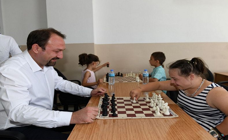 Çiğli Belediyesi gençleri satranç masasında buluşturuyor