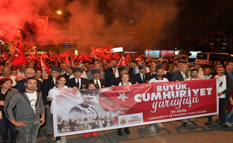 Çiğli'de coşkulu Cumhuriyet kutlaması