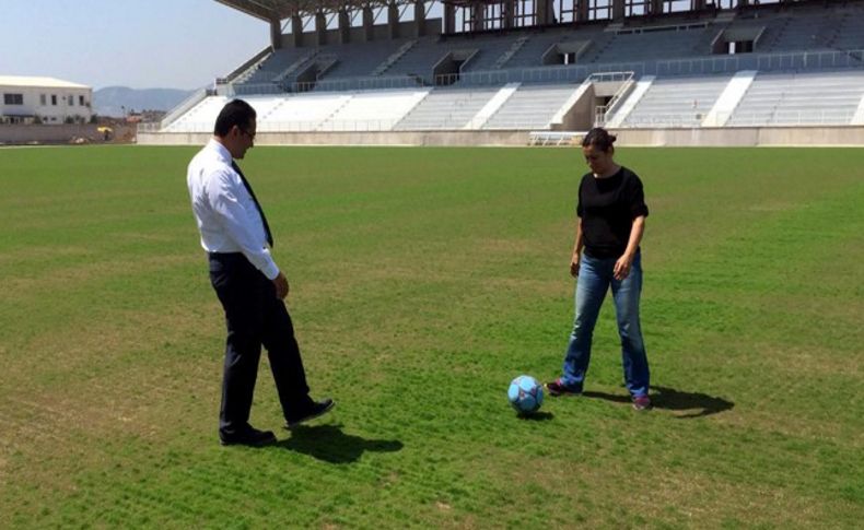 Futbol aşığı Başkan Atila'dan çim testi