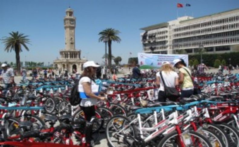 İzmir'de okullara bisiklet dağıtıldı