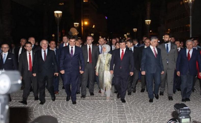 Başbakan Davutoğlu'ndan İzmir mesaisi! El ele İzmir turu!