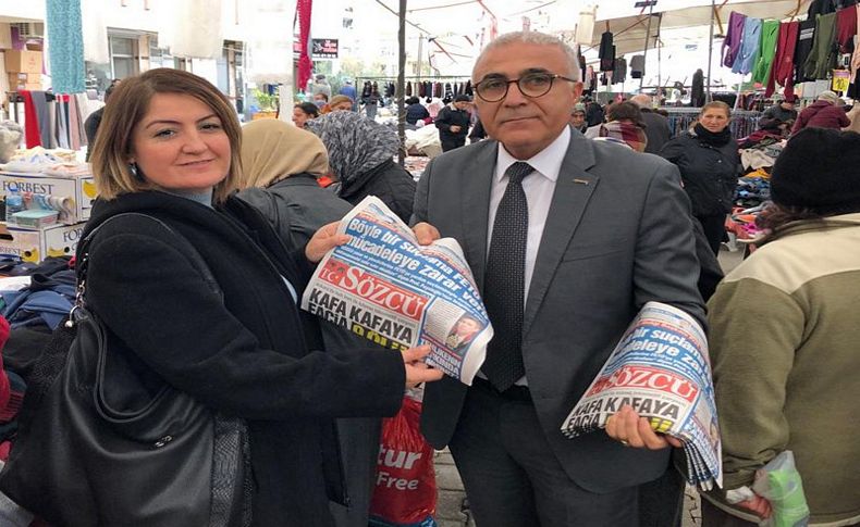 Demirsoy'dan Sözcü'ye destek; Pazarda gazete dağıttı