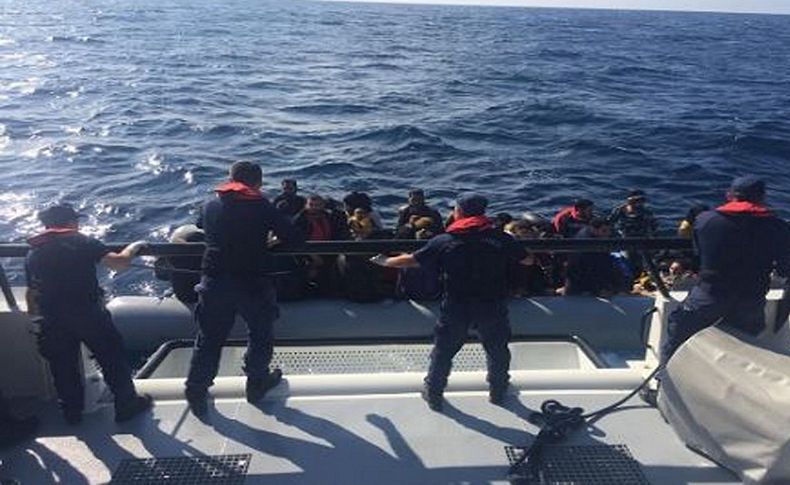 Denizde sürüklenen göçmenler kurtarıldı
