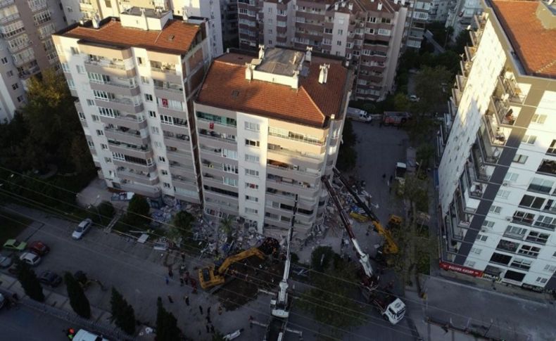 Depremde ilk 3 katı çöküp yan yatan bina, vinçlerle desteklendi