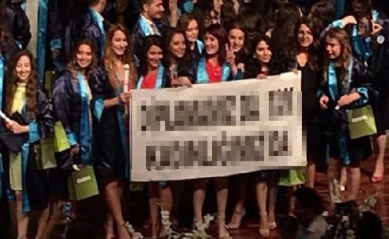 Tıp Fakültesi'nden mezun olan öğrencilerden pankartlı mesaj