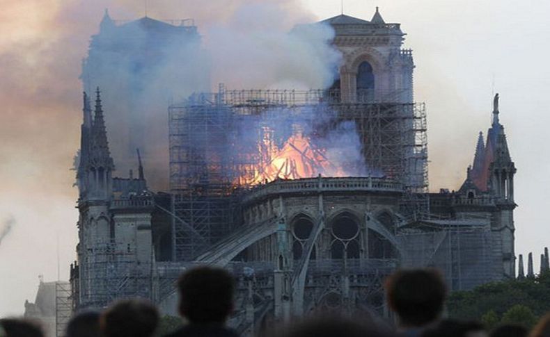 Dünyaca ünlü Notre Dame Katedrali yangınla kül oldu!