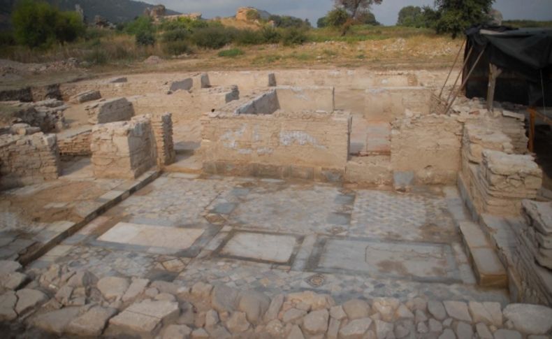 Efes antik kenti kazısında ilk kez demir kılıç bulundu