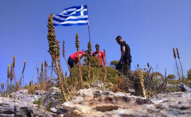 Ege'de gerilim... Yunan bayrağı indirildi