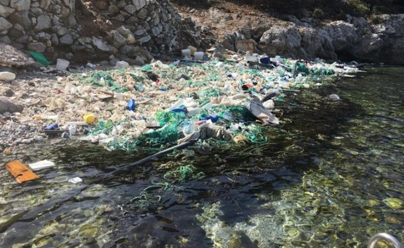 Ege Denizi'nde oluşan çöp adası utandırdı