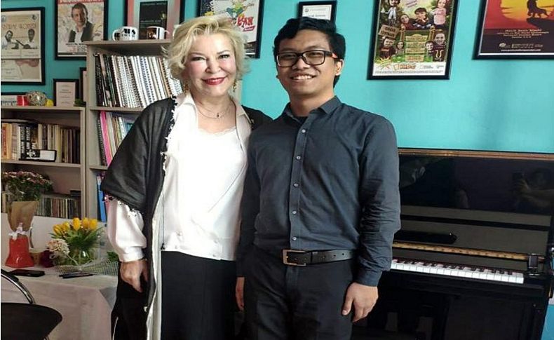 Endonezyalı Nur, Gülsin Onay'ı hayran bıraktı