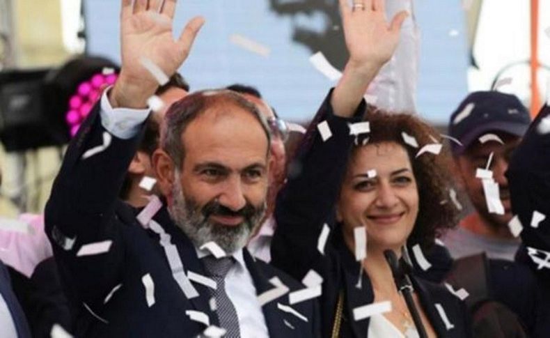 Ermenistan Başbakanı canlı yayında istifa etti