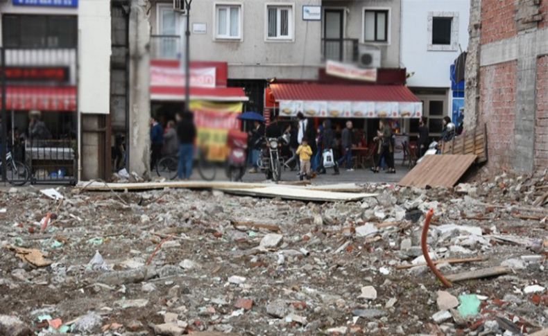 İzmir'in gözde semtinde moloz tepkisi: Belediye jet hızıyla temizledi
