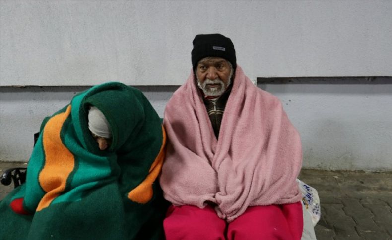 İzmir'de evsiz vatandaşlar yardımları bekliyor
