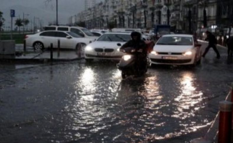 Yağmur İzmir'i felç etti: Hafta boyu sağanak!