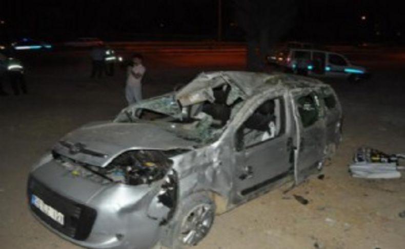 İzmir'de hafif ticari araç takla attı: 1 ölü, 3 yaralı
