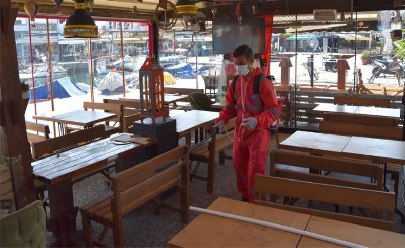 Foça Belediyesi iş yerlerini dezenfekte etti
