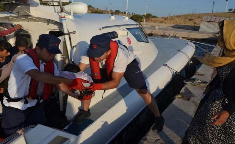 Foça'da, botla denizde sürüklenen kaçak göçmenler kurtarıldı
