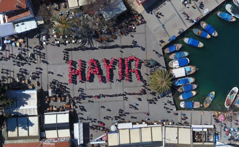 Foça'da CHP'liler Demokrasi Meydanı’na ‘Hayır’ yazdı