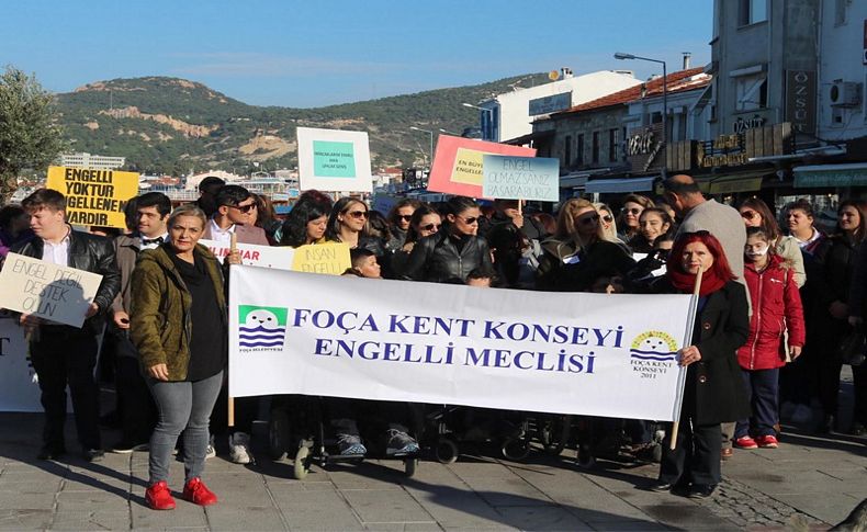 Foça'da Engelliler Günü kortej yürüyüşü