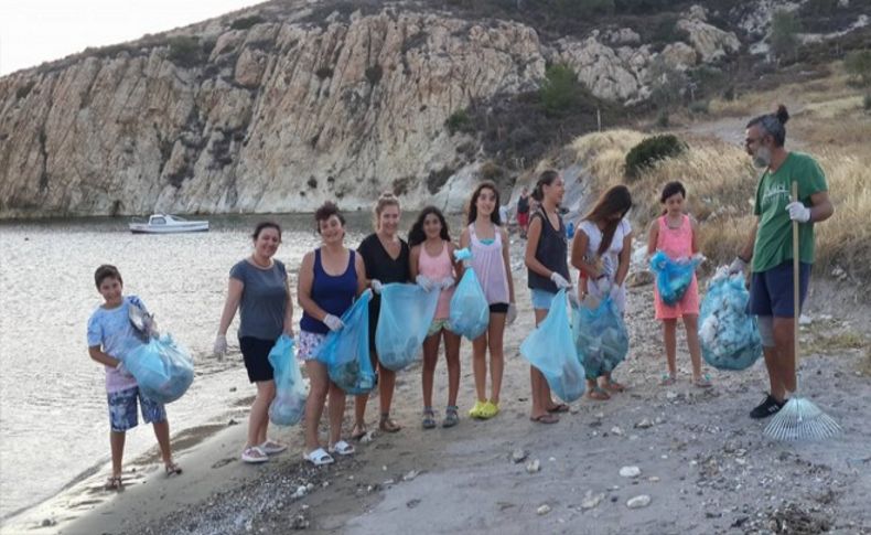 Foça'da vatandaşlar sahili temizledi
