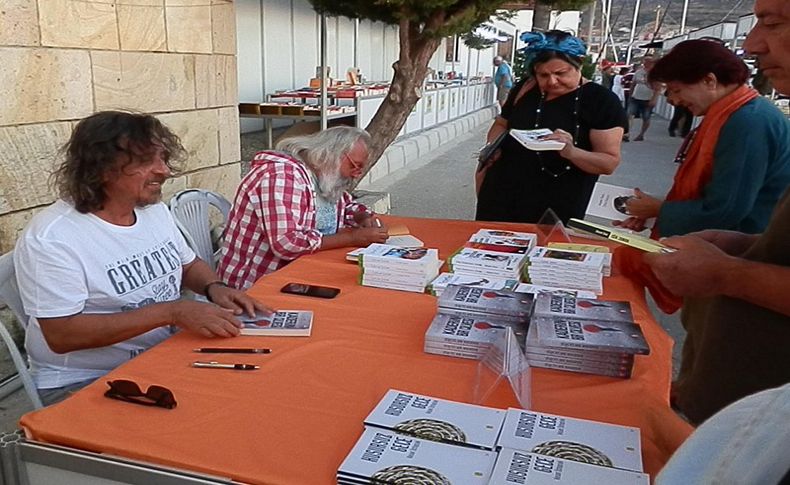 Foça'da yazarlar kitaplarını imzaladı