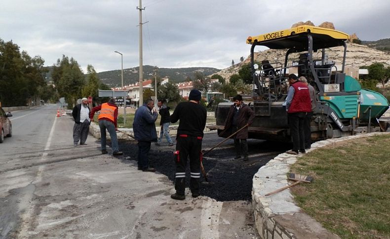 Foça'daki o yollara sıcak asfalt