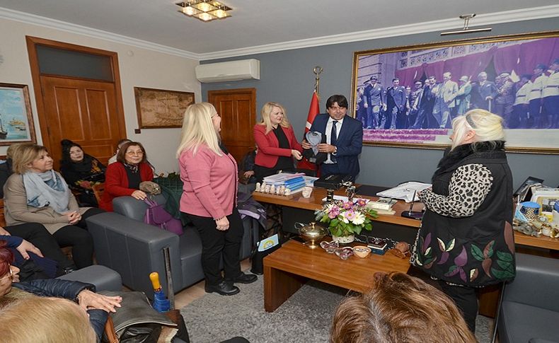 Foçalı kadınlar Başkan Demirdağ'ı ziyaret etti