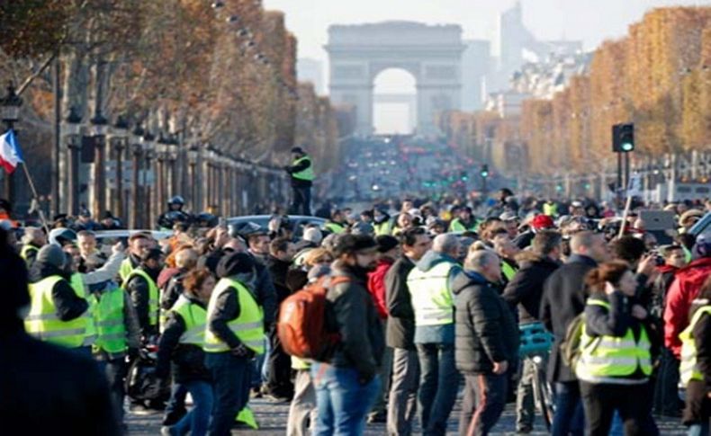 Fransa karıştı yüz binler sokağa döküldü: 1 ölü, 227 yaralı!