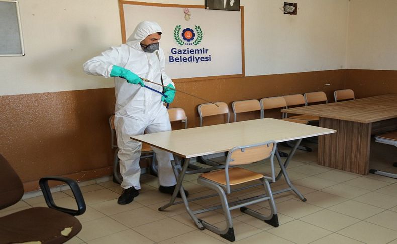 Gaziemir'de virüse karşı ilaçlama ekibi!