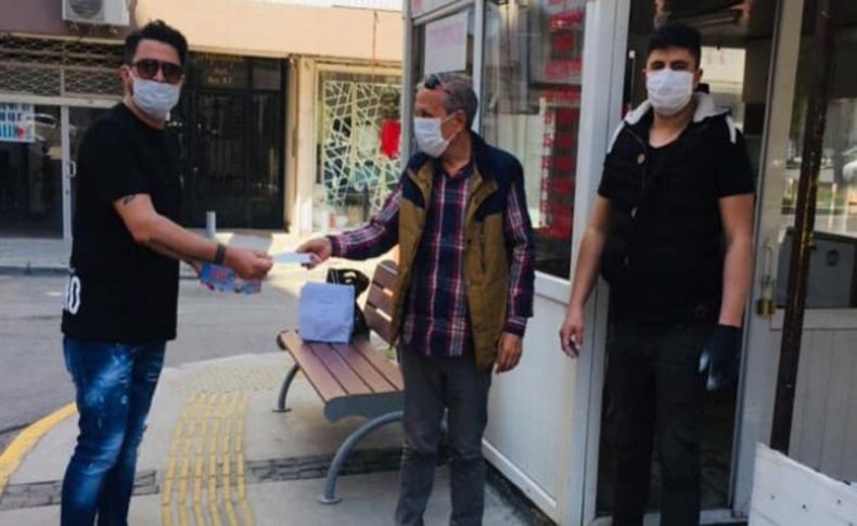 Gelecek Partisi İzmir'de maske dağıttı