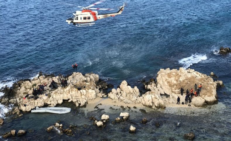 İzmir açıklarında kayalıklarda mahsur kalan göçmenler kurtarıldı